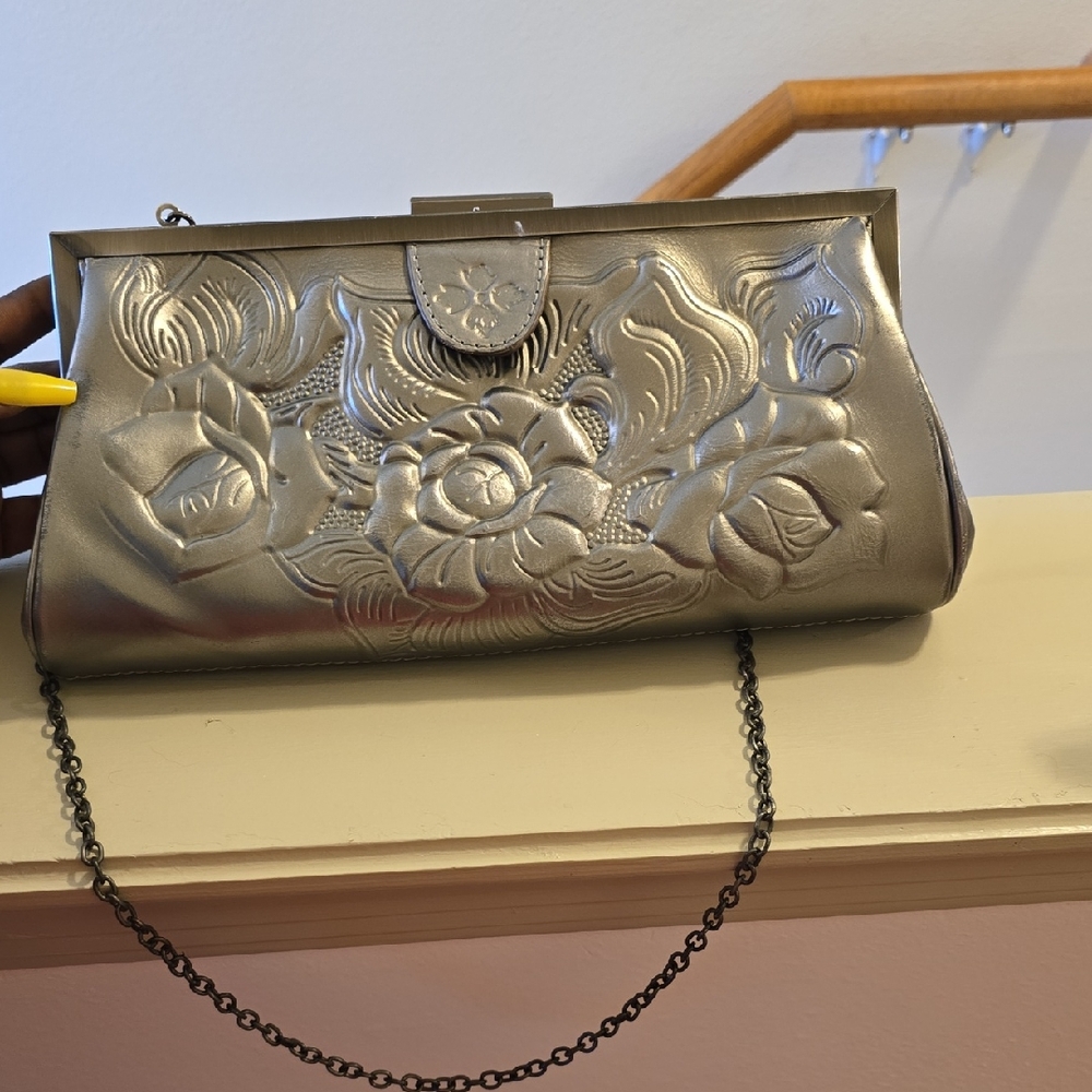 Patricia Nash 🩶Silver Floral Embossed Clutch Vintage Classy Look! Regal❤️